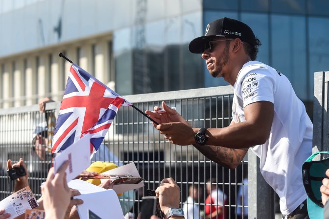 Mogyoród, 2016. július 21. A világbajnoki címvédõ Lewis Hamilton, a Mercedes csapat brit versenyzõje a hétvégi a Forma-1-es Magyar Nagydíj elsõ napján a mogyoródi Hungaroringen 2016. július 21-én. MTI Fotó: Marjai János