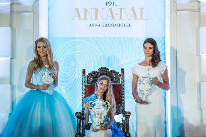Balatonfüred, 2016. július 24. A szegedi Kriveczky Villõ (k), miután megválasztották a 191. Anna-bál szépévé a balatonfüredi Anna Grand Hotelben 2016. július 24-én. Mellette elsõ udvarhölgye, a szigetvári Gorosics Csenge (j) és második udvarhölgye, a balatonfüredi Káplár Fanni. MTI Fotó: Bodnár Boglárka