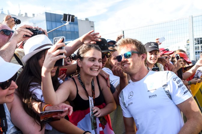 Mogyoród, 2016. július 21. Nico Rosberg, a Mercedes csapat német versenyzõje fényképezkedik a hétvégi a Forma-1-es Magyar Nagydíj elsõ napján a mogyoródi Hungaroringen 2016. július 21-én. MTI Fotó: Marjai János