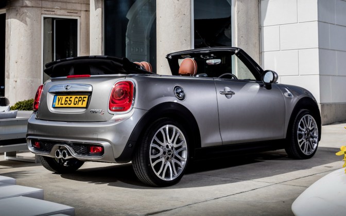 Ezúttal két remek kabriót hasonlítunk össze, a Mini Coopert és az Opel Cascada-t. A nyár közeledtével bemutatkoztak a harmadik generációs Mini Cabrio és Mini Cabrio John Cooper Works modellek. Az új Mini Cabrio a modell történetében először teljesen automatikusan, elektronikusan működő textiltetőt kapott. A nyitás és zárás akár 30 km/h sebességig akár menet közben is megoldható.