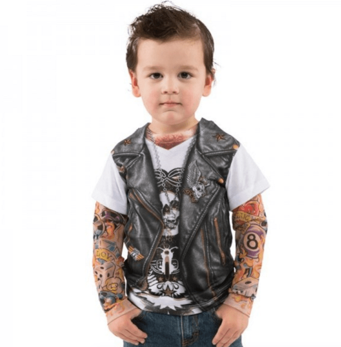 Mindennapi motoros szerkó kicsiknek, bőrdzsekivel, műtetkós pólóval