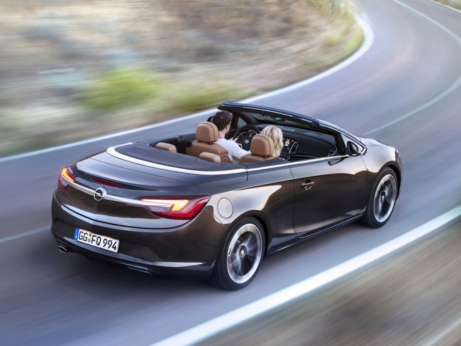 Az Opel Cascada egy valamiben biztosan nyeri az összevetést, ez pedig a méret. Tulajdonképp családi kabrió, még a korábbi Astra modellnél is nagyobb. Első ránézésre látszik, hogy szerelemgyerek, a tervezők minden apró részletre figyeltek. Talán az orr tükrözi a klasszikus márkaarculatot, de amúgy minden elemén finomítottak. A vászontetőt teljesen elrejti a burkolat, akárcsak a bukócsöveket. Hátul háromdimenziós LED-es hátsó lámpákat találunk, amelyeket egy krómléc köt össze.