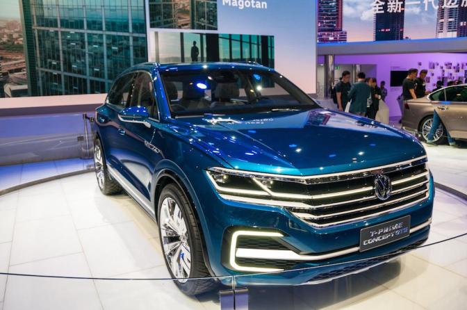 A VW pekingben leplezte le a T-Prime Concept GTE nevű tanulmánymodellt, melyet 381 lóerős hibrid villanymotor hajt, ha pedig nem elektromosan üzemel, akkor 2,7 liter az átlagfogyasztása.