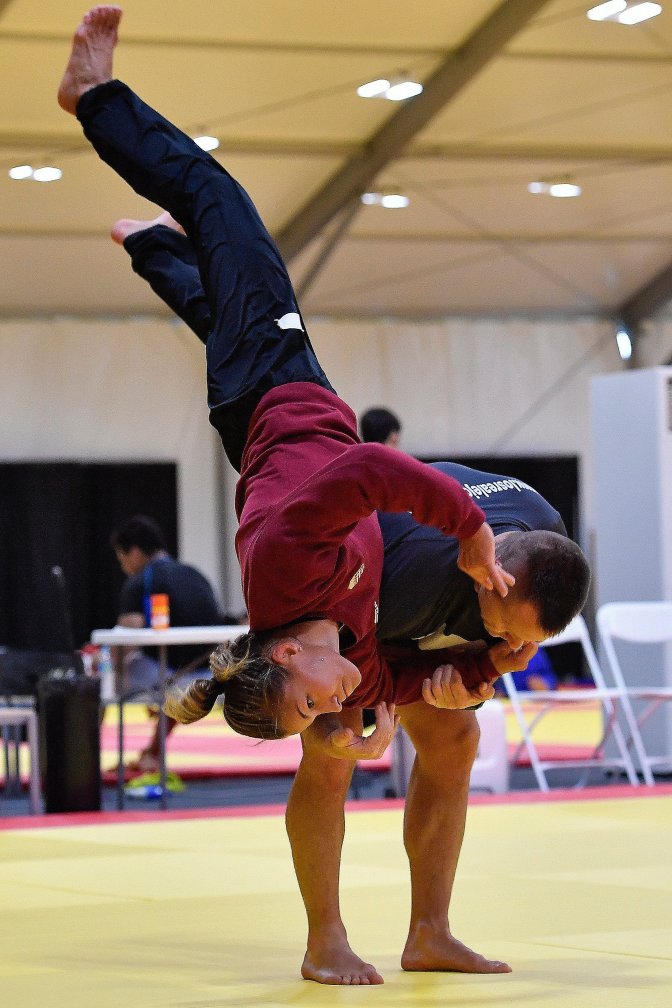 Rio de Janeiro, 2016. augusztus 4. Karakas Hedvig cselgáncsozó edzõjével, Toncs Péterrel készül a Rio de Janeiró-i Atléták Parkjának csarnokában 2016. augusztus 4-én, egy nappal a riói nyári olimpia kezdete elõtt. MTI Fotó: Czeglédi Zsolt