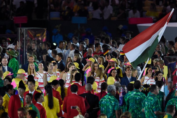 Rio de Janeiro, 2016. augusztus 6. A négy évvel ezelõtt londoni bajnok kardozó, Szilágyi Áron viszi a 160 tagú magyar csapat zászlaját a XXXI. nyári olimpiai játékok megnyitóünnepségén a Rio de Janeiró-i Maracana Stadionban 2016. augusztus 5-én. MTI Fotó: Kovács Tamás