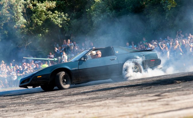 Komárom, 2016. augusztus 6. Egy Pontiac Firebird gumifüstöltetés közben a 15. Nemzetközi Amerikai Autó Fesztiválon Komáromban 2016. augusztus 6-án. MTI Fotó: Krizsán Csaba