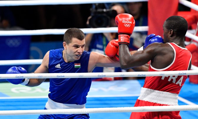 Rio de Janeiro, 2016. augusztus 8. Bacskai Balázs (b) és a francia Souleymane Cissokho a 2016-os riói nyári olimpia férfi ökölvívótornája 69 kilogrammos súlycsoportja selejtezõjében a legjobb 16 közé jutásért rendezett mérkõzésen a Rio de Janeiró-i Riocentro központ 6-os pavilonjában 2016. augusztus 7-én. Bacskai Balázs pontozással kikapott és kiesett a további küzdelmekbõl. MTI Fotó: Illyés Tibor