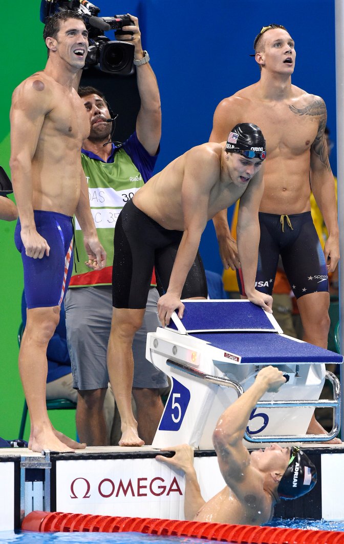 Rio de Janeiro, 2016. augusztus 8. A gyõztes amerikai váltó tagjai, Michael Phelps (b), Ryan Held (b2), Caleb Dressel (j) és Nathan Adrian (elöl) a 2016-os riói nyári olimpia 4x100 méteres gyorsváltó versenyszámának döntõje után a Rio de Janeiró-i Olimpiai Uszodában 2016. augusztus 7-én. MTI Fotó: Kovács Tamás