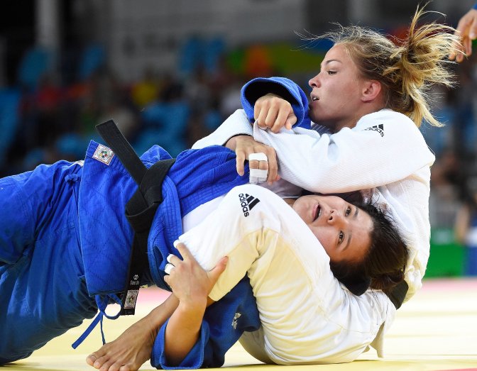 Rio de Janeiro, 2016. augusztus 8. Karakas Hedvig (fehérben) küzd a türkmén Rusana Nurjavova ellen a nõi cselgáncsozók 57 kilogrammos súlycsoportjának versenyében, a riói nyári olimpián a 2-es Karióka Arénában 2016. augusztus 8-án. Karakas Hedvig megnyerte elsõ mérkõzését, ezzel bejutott a nyolcaddöntõbe. MTI Fotó: Kovács Tamás