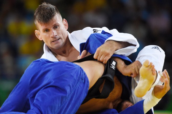 Rio de Janeiro, 2016. augusztus 8. Ungvári Miklós (fehérben) küzd a portugál Nuno Saraiva ellen a férfi cselgáncsozók 73 kilogrammos súlycsoportjának versenyében, a riói nyári olimpián a 2-es Karióka Arénában 2016. augusztus 8-án. Ungvári Miklós megnyerte elsõ mérkõzését, ezzel bejutott a nyolcaddöntõbe. MTI Fotó: Kovács Tamás