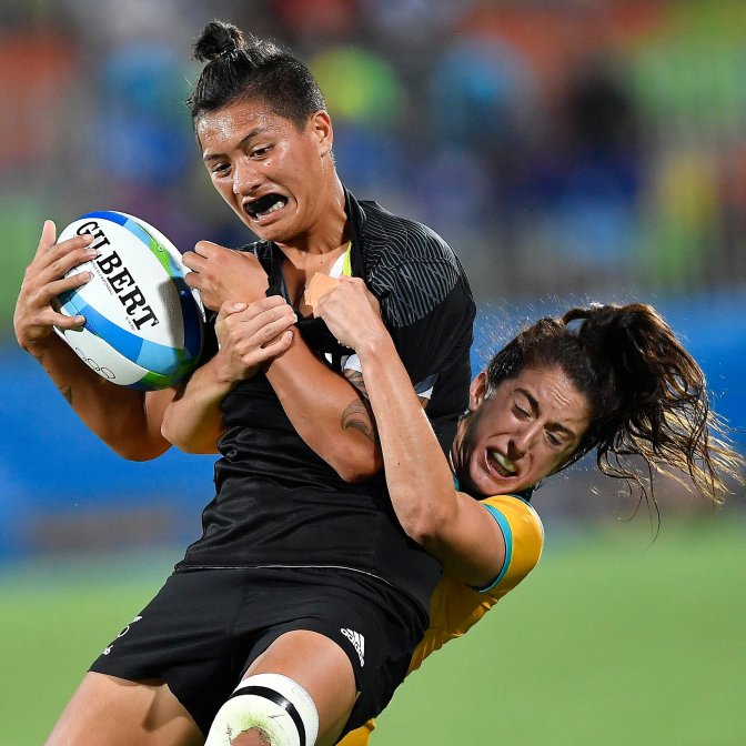 Rio de Janeiro, 2016. augusztus 9. Az új-zélandi Gayle Broughton (b) és az ausztrál Alicia Quirk a riói nyári olimpia nõi rögbiversenyének döntõjében a Rio de Janeiró-i Deodoro Stadionban 2016. augusztus 8-án. Az ausztrál válogatott 24-17-re gyõzött és megnyerte az olimpia történetének elsõ nõi rögbitornáját. MTI Fotó: Czeglédi Zsolt