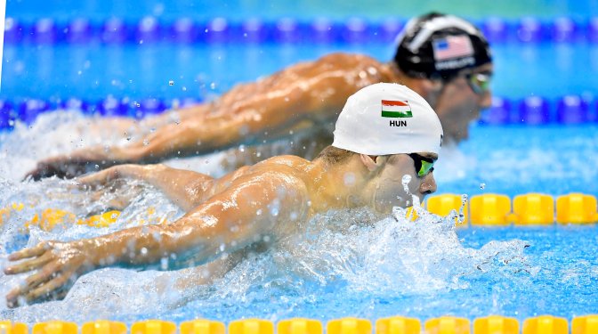 Rio de Janeiro, 2016. augusztus 9. Kenderesi Tamás (b) és az amerikai Michel Phelps a férfi 200 méteres pillangóúszás elõdöntõjében a riói nyári olimpián a Rio de Janeiró-i Olimpiai Uszodában 2016. augusztus 8-án. A magyar úszó megnyerte a versenyszámot és bekerült a döntõbe. MTI Fotó: Illyés Tibor