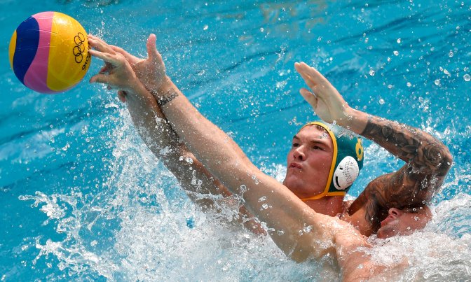 Rio de Janeiro, 2016. augusztus 8. Az ausztrál Aaron Younger (b) és Hárai Balázs a riói nyári olimpia férfi vízilabdatornája A csoportjának 2. fordulójában játszott Magyarország - Ausztrália mérkõzésen a Rio de Janeiró-i Maria Lenk Uszodában 2016. augusztus 8-án. A mérkõzés 9-9-es döntetlenre végzõdött. MTI Fotó: Illyés Tibor
