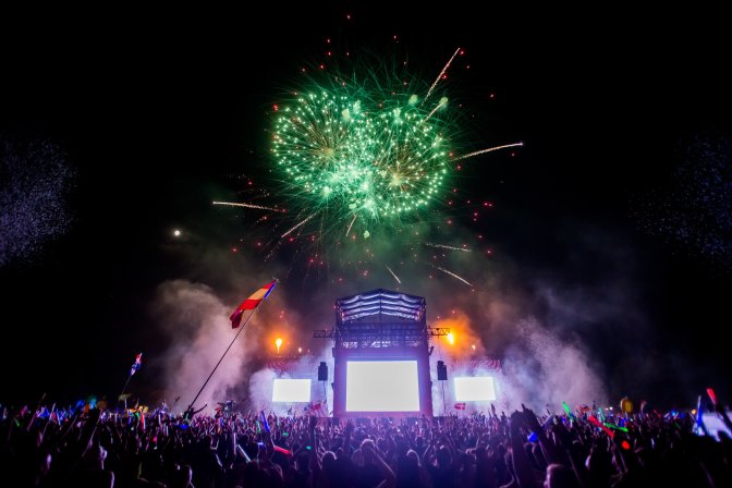 Budapest, 2016. augusztus 17.  Tûzijáték az End show-n a budapesti Hajógyári-szigeten a nagyszínpad elõtt a 24. Sziget fesztivál ötödik napján, 2016. augusztus 16-án. MTI Fotó: Balogh Zoltán