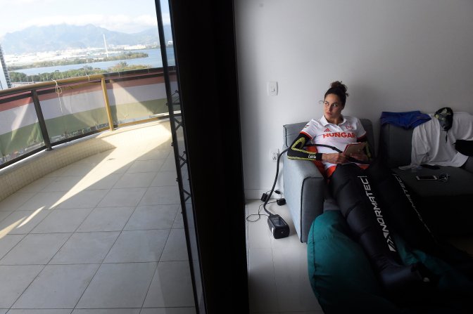 Rio de Janeiro, 2016. augusztus 4. Jakabos Zsuzsanna úszó pihen a szállásán a Rio de Janeiró-i olimpiai faluban 2016. augusztus 4-én, egy nappal a riói nyári olimpia kezdete elõtt. Az úszónõ lábán egy enyhe nyomást biztosító berendezés, ami a regenerálódást segíti. MTI Fotó: Kovács Tamás