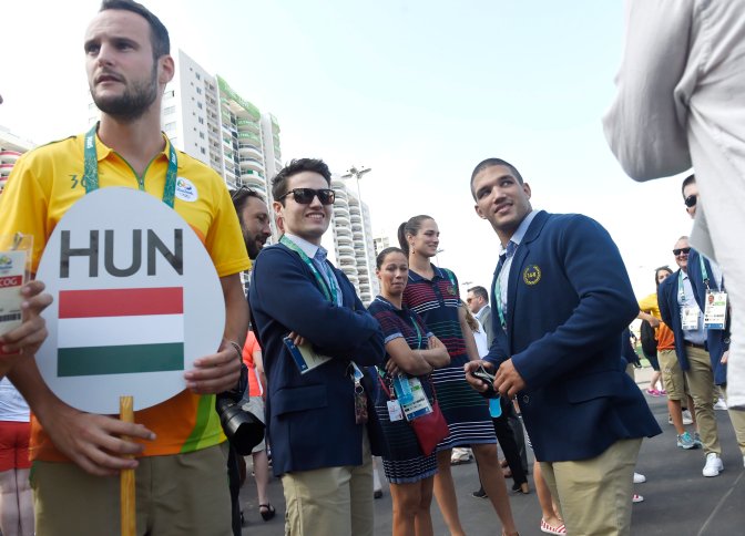 Rio de Janeiro, 2016. augusztus 4. Péni István sportlövõ (b3), Knapek Edina vívó (b4), valamint Joó Abigél (b5) és Tóth Krisztián (b6), cselgáncsozók a Rio de Janeiró-i olimpiai faluban 2016. augusztus 4-én, egy nappal a riói nyári olimpia kezdete elõtt. MTI Fotó: Kovács Tamás