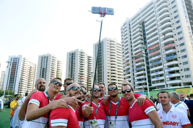 Rio de Janeiro, 2016. augusztus 4. A magyar vízilabda-válogatott fényképezkedik a Rio de Janeiró-i olimpiai faluban 2016. augusztus 4-én, egy nappal a riói nyári olimpia kezdete elõtt. MTI Fotó: Kovács Tamás