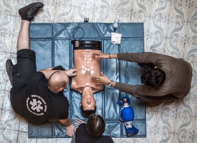 Budapest, 2016. szeptember 30. Újraélesztési bemutató a Semmelweis Egyetem egészségtudományi karán a kutatók éjszakáján, 2016. szeptember 30-án. MTI Fotó: Szigetváry Zsolt