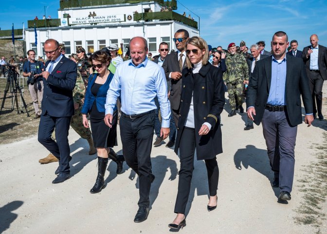 Veszprém, 2016. szeptember 29. Simicskó István honvédelmi miniszter (k) és Colleen Bell amerikai nagykövet (elöl, j) a Brave Warrior 2016 elnevezésû közös magyar-amerikai hadgyakorlaton Veszprém közelében, a gyulafirátóti lõtéren 2016. szeptember 29-én. MTI Fotó: Bodnár Boglárka