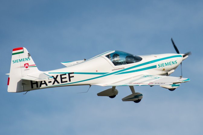 Kecskemét, 2016. szeptember 28. Az eFusion elnevezésû, kétüléses, teljesen elektromos repülõgép magyarországi bemutatóján a Kecskeméthez tartozó Matkópusztai Repülõtér légterében 2016. szeptember 28-án. Az elektromos üzemû, hazai fejlesztésû repülõgép hajtásáról a Siemens Zrt. kutatás-fejlesztési csapata és a németországi anyavállalat által közösen fejlesztett rendszer gondoskodik. A repülõgéptestet a Magnus Aircraft Zrt. fejlesztette és gyártotta. MTI Fotó: Ujvári Sándor