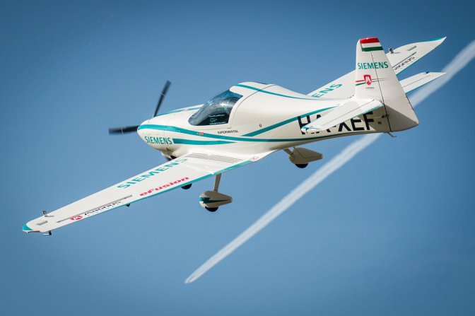 Kecskemét, 2016. szeptember 28. Az eFusion elnevezésû, kétüléses, teljesen elektromos repülõgép magyarországi bemutatóján a Kecskeméthez tartozó Matkópusztai Repülõtér légterében 2016. szeptember 28-án. Az elektromos üzemû, hazai fejlesztésû repülõgép hajtásáról a Siemens Zrt. kutatás-fejlesztési csapata és a németországi anyavállalat által közösen fejlesztett rendszer gondoskodik. A repülõgéptestet a Magnus Aircraft Zrt. fejlesztette és gyártotta. MTI Fotó: Ujvári Sándor