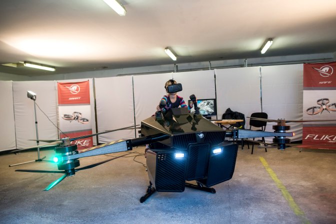 Budapest, 2016. szeptember 30. A ByeGravity Zrt. Flike nevû "drónbiciklije" a Bay Zoltán Alkalmazott Kutatási Közhasznú Nonprofit Kft. budapesti telephelyén a kutatók éjszakáján 2016. szeptember 30-án. A magyar fejlesztésû szénszálas drónbicikli 200 kilogramm öntömegû, 100 kilogramm terhelhetõség és 15-20 perc repülési idõvel akár 1000 méter magasságig tud repülni. A drónbicikli hivatalos bemutatását decemberre tervezik. MTI Fotó: Marjai János