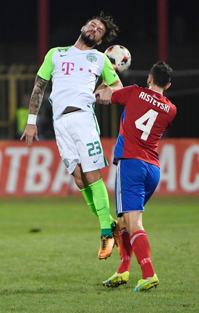 Budapest, 2016. november 19. A ferencvárosi Marco Djuricin (b) és az angyalföldi Kire Ristevski az OTP Bank Liga 16. fordulójában játszott Vasas - Ferencváros bajnoki labdarúgó-mérkõzésen a kispesti Bozsik József Stadionban 2016. november 19-én. MTI Fotó: Koszticsák Szilárd
