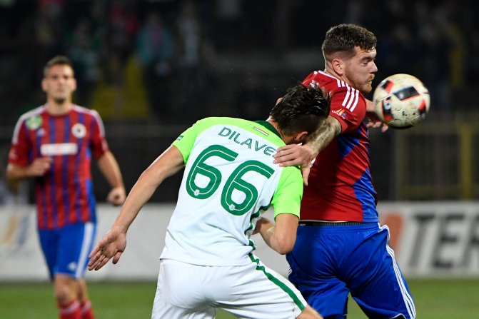Budapest, 2016. november 19. Az angyalföldi Ádám Martin (j) és a ferencvárosi Dilaver Emir az OTP Bank Liga 16. fordulójában játszott Vasas - Ferencváros bajnoki labdarúgó-mérkõzésen a kispesti Bozsik József Stadionban 2016. november 19-én. MTI Fotó: Koszticsák Szilárd