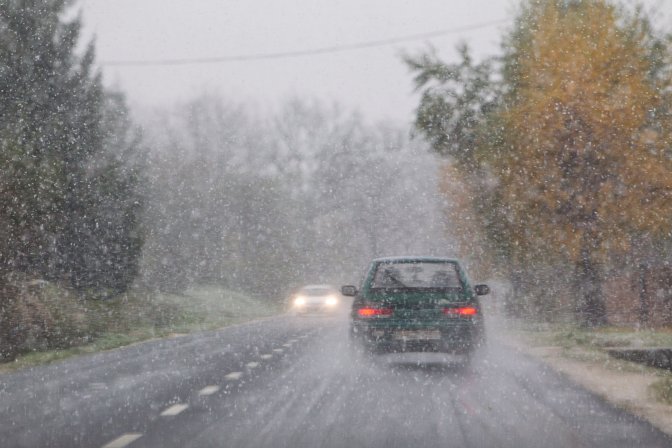 Zalaszentbalázs, 2016. november 12. Hóesésben haladó jármûvek a 74-es fõúton Zalaszentbalázs közelében 2016. november 12-én. A havazás, a szél és a hófúvás veszélye, valamint az északira forduló, viharossá fokozódó szél miatt Vas, Veszprém és Zala megyében elsõfokú figyelmeztetéseket, a sok esõ miatt három dunántúli megyére másodfokú, további kilenc megyére és a fõvárosra elsõfokú figyelmeztetést adott ki erre a napra a meteorológiai szolgálat. MTI Fotó: Varga György