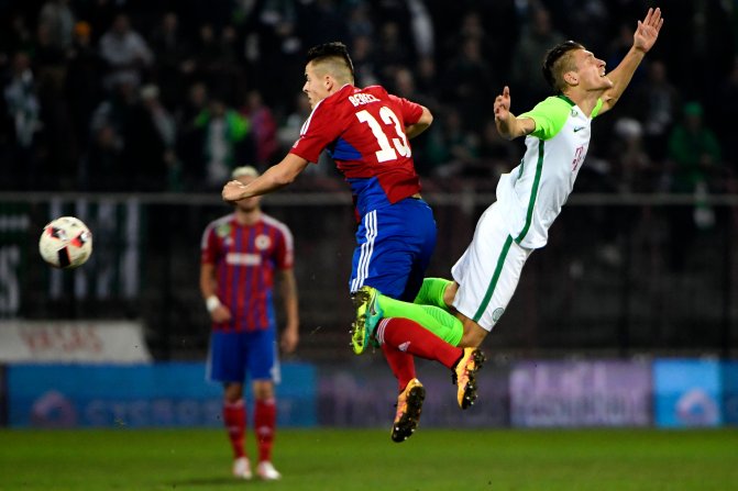 Budapest, 2016. november 19. Az angyalföldi Berecz Zsombor (b) és a ferencvárosi Emir Dilaver az OTP Bank Liga 16. fordulójában játszott Vasas - Ferencváros bajnoki labdarúgó-mérkõzésen a kispesti Bozsik József Stadionban 2016. november 19-én. MTI Fotó: Koszticsák Szilárd