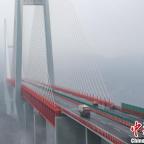 Átadták a világ legmagasabb függőhídját Délnyugat-Kínában 