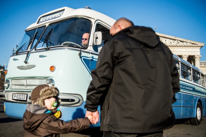 Budapest, 2016. december 30. A Malév Air Tours felújított faros Ikarus 55 típusú autóbuszát nézik érdeklõdõk a Légiközlekedési Kulturális Központ rendezvényén a fõvárosi Hõsök terén 2016. december 30-án. MTI Fotó: Balogh Zoltán