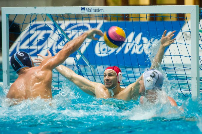 Eger, 2016. december 21. Dusko Pijetlovic, az olasz csapat játékosa (b), valamint Branislav Mitrovic, az Eger kapusa és, csapattársa, Hosnyánszky Norbert (j) a férfi vízilabda Bajnokok Ligája B csoportjának harmadik fordulójában játszott ZF-Eger - Pro Recco mérkõzésen az egri Bitskey Aladár Uszodában 2016. december 21-én. ZF-Eger - Pro Recco (olasz) 7-11. MTI Fotó: Komka Péter