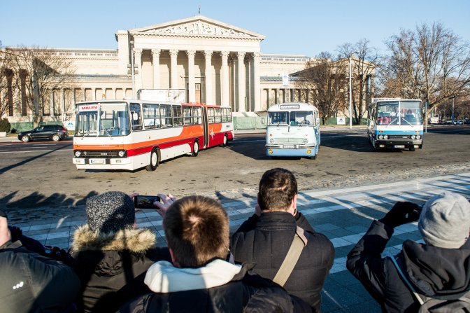 Budapest, 2016. december 30. A Malév Air Tours felújított Ikarus 280, faros 55 és 250 típusú (balról-jobbra) autóbuszait fényképezik érdeklõdõk a Légiközlekedési Kulturális Központ rendezvényén a fõvárosi Hõsök terén 2016. december 30-án. MTI Fotó: Balogh Zoltán