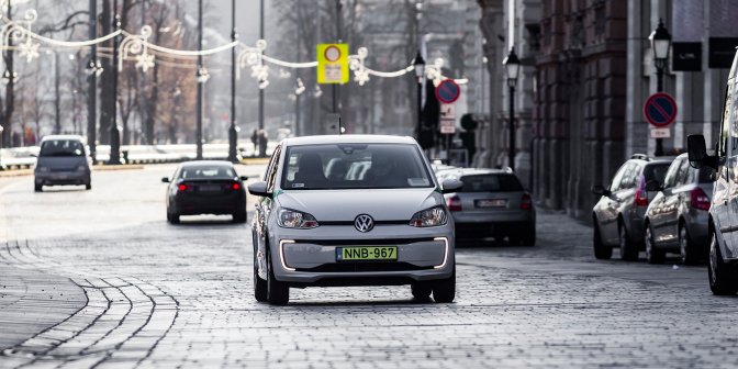 Budapest, 2016. december 29. A közösségi autómegosztó szolgáltatás, a GreenGo egyik autója halad a Lánchíd utcában 2016. december 29-én. A kizárólag elektromos meghajtású autókkal a fõvárosban indult, GPS-alapú szolgáltatás regisztráció után vehetõ igénybe. A felhasználók az okostelefonjukra telepített applikációval találhatnak leparkolt, szabad autót a közelükben. A jármû lefoglalása után gyalog kell elmenniük az autóhoz, amely csak egy PIN-kóddal indítható el. Az úti cél elérése után az autót a közlekedési szabályok betartásával bárhol le lehet állítani és ott lehet hagyni a szolgáltatási területen belül. A gépkocsikat a vállalat szakemberei töltik a városszerte ingyenesen igénybe vehetõ elektromos töltõállomásoknál. Az autók takarítását, szervizelését a gépkocsik márkaszervizében végzik. A szolgáltatás Budapesten jelenleg 70 autót kínál a bérlõknek. MTI Fotó: Szigetváry Zsolt
