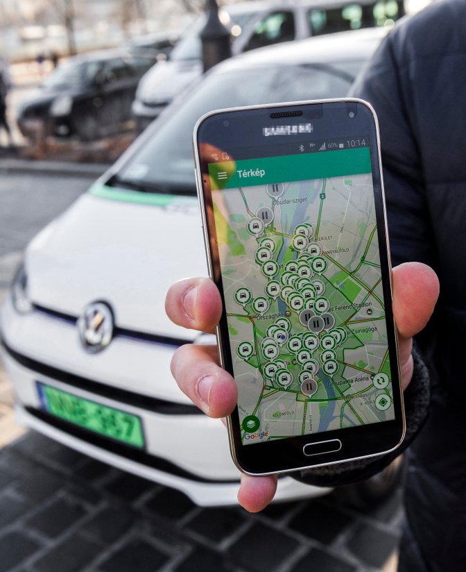 Budapest, 2016. december 29. A közösségi autómegosztó szolgáltatás, a GreenGo szabad autóit mutató alkalmazás egy telefon kijelzõjén Budapesten 2016. december 29-én. A kizárólag elektromos meghajtású autókkal a fõvárosban indult, GPS-alapú szolgáltatás regisztráció után vehetõ igénybe. A felhasználók az okostelefonjukra telepített applikációval találhatnak leparkolt, szabad autót a közelükben. A jármû lefoglalása után gyalog kell elmenniük az autóhoz, amely csak egy PIN-kóddal indítható el. Az úti cél elérése után az autót a közlekedési szabályok betartásával bárhol le lehet állítani és ott lehet hagyni a szolgáltatási területen belül. A gépkocsikat a vállalat szakemberei töltik a városszerte ingyenesen igénybe vehetõ elektromos töltõállomásoknál. Az autók takarítását, szervizelését a gépkocsik márkaszervizében végzik. A szolgáltatás Budapesten jelenleg 70 autót kínál a bérlõknek. MTI Fotó: Szigetváry Zsolt