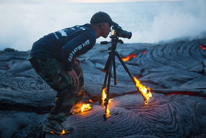 A fickó még mindig fényképez. Pedig már ég a lába alatt a talaj...