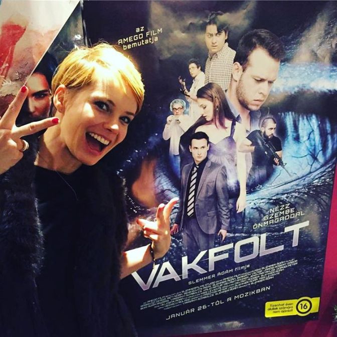 Osvart Andrea, az egyik főszereplő a film plakátja előtt