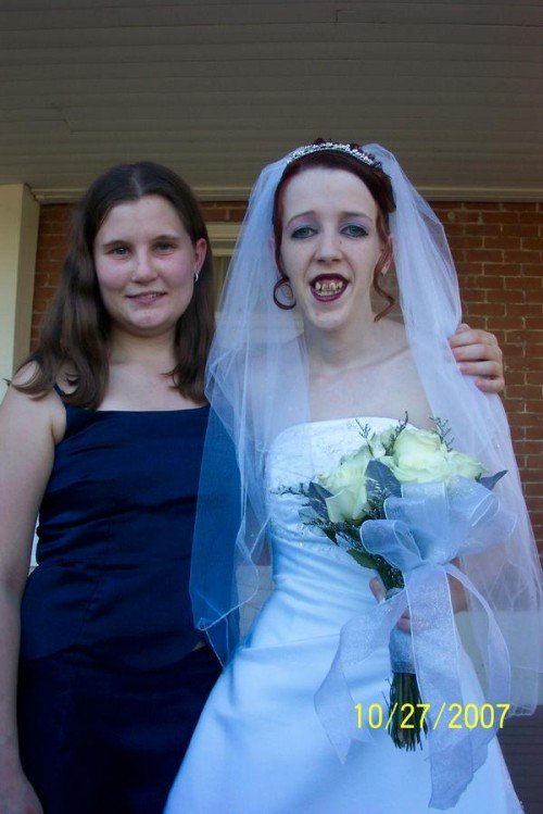 Íme az egyik James Bond filmből ismert Vasfogú lánya. A vőlegényt nyilván maga a Vasfogú vette rá a frigyre...