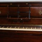 Aranykincsre bukkantak egy ódon zongorában