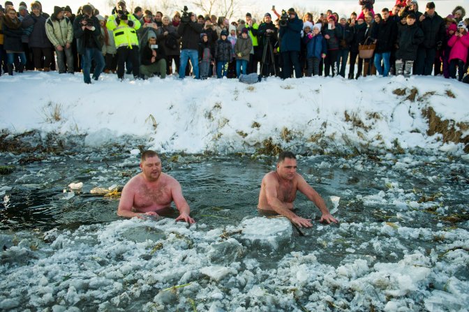 Hatvan, 2017. január 15. Schirilla György (j) és Volecz Imre a Zagyva folyóban a Heves jeges életmód-találkozón Hatvanban 2017. január 15-én. MTI Fotó: Komka Péter
