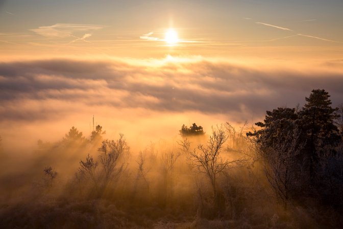 Budapest, 2017. január 2. Napfelkelte a felhõk fölött a hármashatár-hegyi Guckler Károly-kilátóból fotózva 2017. január 2-án. MTI Fotó: Mohai Balázs