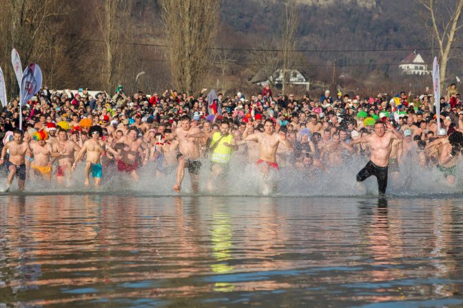 Szigliget, 2017. január 1. Résztvevõk futnak a jeges Balatonba a 6. Újévi csobbanás elnevezésû rendezvényen a szigligeti strandon 2017. január 1-jén. MTI Fotó: Varga György