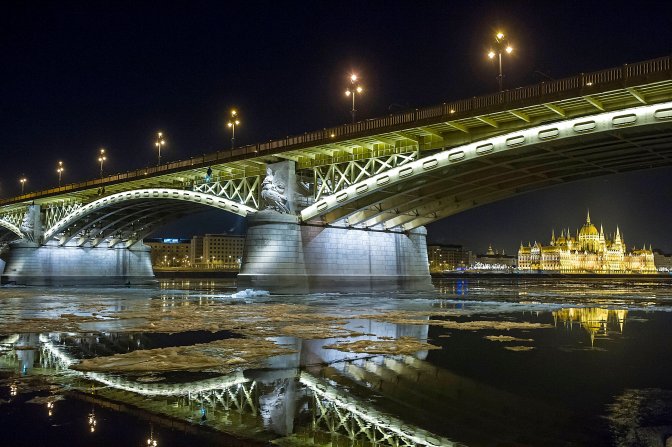 Budapest, 2017. január 8. Jégzajlás a Dunán Budapesten, a Margit hídnál 2017. január 8-ra virradó éjjel. Jobbra a Parlament épülete. MTI Fotó: Lakatos Péter