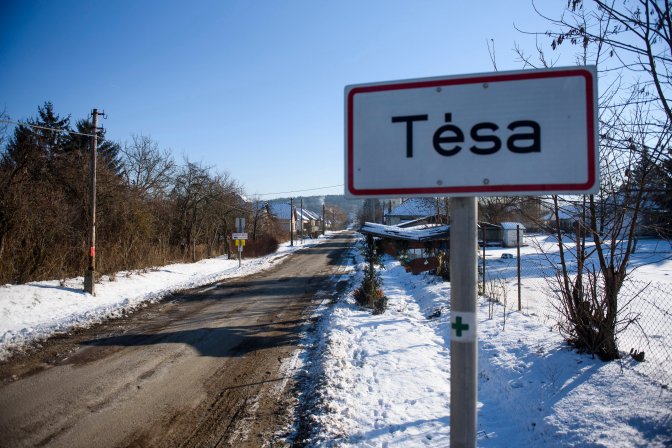 Tésa, 2017. január 8. Helységnévtábla Tésa határában 2017. január 8-án. A Pest megyei településen hajnalban mínusz 28,1 Celsius-fokig hûlt a levegõ, ezzel megdõlt az országos napi minimum hõmérsékleti rekord. A korábbi rekordot, mínusz 26,5 fokot 1985-ben ezen a napon a Nógrád megyei Romhányon mérték. MTI Fotó: Komka Péter
