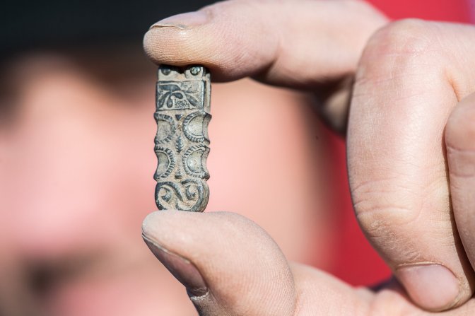 Kecskemét, 2017. január 5. Wilhelm Gábor vezetõ régész egy aprólékosan megmunkált bronz szíjvéget mutat a kecskeméti északi elkerülõ út folytatásaként épülõ autópálya tervezett pihenõterületén végzett régészeti feltáráson 2017. január 5-én. A Katona József Múzeum régészei Wilhelm Gábor vezetésével az M5-ös autópálya keleti oldalán egy avar kori, a nyugati oldalán egy szarmata település maradványait találták meg. A feltárások azt mutatják, hogy jóval jelentõsebb élet volt a térségben az avar korban, mint azt a szakemberek korábban feltételezték. MTI Fotó: Ujvári Sándor