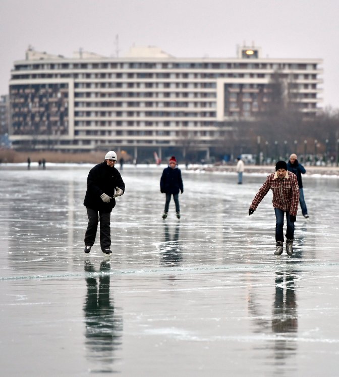 Siófok, 2017. január 4. Korcsolyázók a siófoki móló közelében 2017. január 4-én. MTI Fotó: Máthé Zoltán