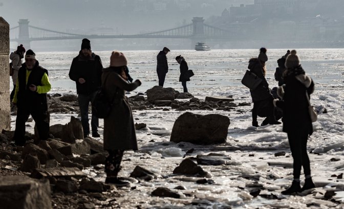 Budapest, 2017. január 11. Turisták a Margit híd szigeti lehajtójának mederpillérénél, háttérben a Széchenyi Lánchíd 2017. január 10-én. MTI Fotó: Szigetváry Zsolt