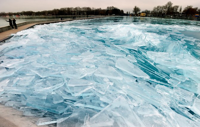 Siófok, 2017. január 4. Feltorlódott jégtáblák a siófoki mólónál 2017. január 4-én. MTI Fotó: Máthé Zoltán
