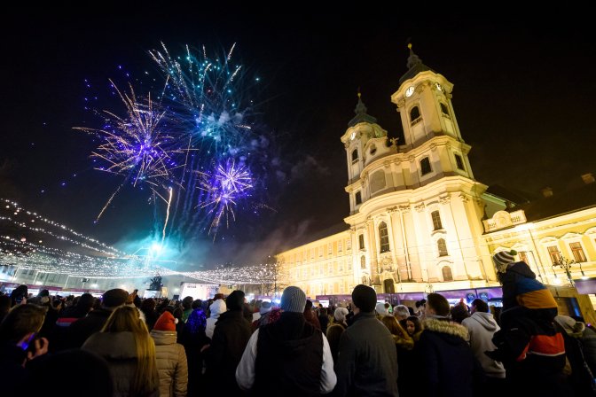 Eger, 2017. január 1. Szilveszteri tûzijáték az egri Dobó téren 2017. január 1-jére virrradó éjjel. MTI Fotó: Komka Péter